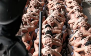 Gobierno de Bukele condena a más de 10 mil pandilleros bajo el régimen de excepción Imagen que muestra a pandilleros en El Salvador bajo el régimen de excepción