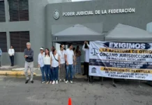 Trabajadores del PJF de Veracruz realizan paro por sobrecarga laboral Imagen del paro judicial Veracruz con pancartas de los trabajadores