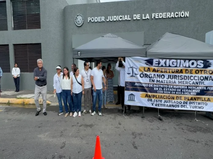 Manifestantes del Poder Judicial en paro judicial Veracruz Imagen del paro judicial Veracruz con pancartas de los trabajadores
