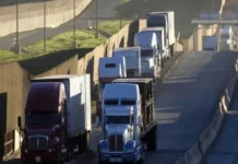 Autotransporte de carga llama a paro nacional indefinido el próximo lunes Imagen del paro nacional autotransporte con camiones en carretera