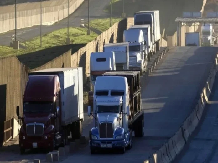 Imagen del paro nacional autotransporte con camiones en carretera