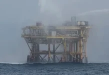 Pemex descarta bajas masivas y la reducción de los tabuladores salariales Imagen que muestra a Pemex frente a rumores de bajas masivas