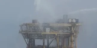 Pemex descarta bajas masivas y la reducción de los tabuladores salariales Imagen que muestra a Pemex frente a rumores de bajas masivas