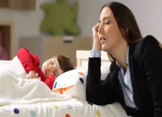 El mercado laboral castiga salarialmente a las madres trabajadoras Imagen que muestra la penalidad por maternidad impactando salarios de madres
