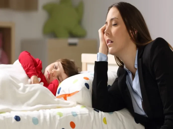 Imagen que muestra la penalidad por maternidad impactando salarios de madres