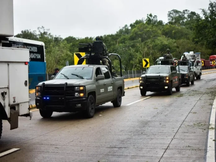 Soldados del Ejército en acción durante el Plan DN-III-E en Veracruz Ejército activando el Plan DN-III-E para proteger a Veracruz de inundaciones