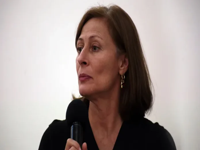 Representante del PT anunciando el cierre de puerta a Tatiana Clouthier Imagen del PT cierra puerta a candidatura de Tatiana Clouthier en Nuevo León