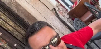 La regidora y el llanto solitario Imagen de la regidora llora frente al ayuntamiento de Acayucan