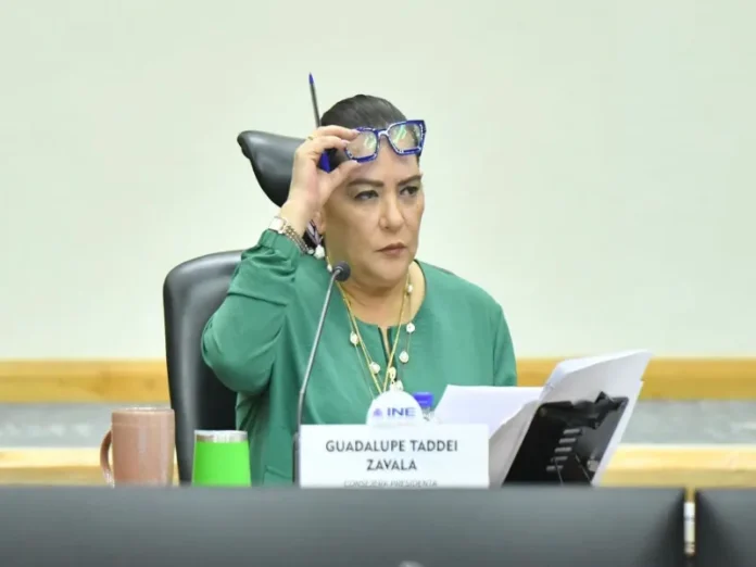 Guadalupe Taddei rodeada de protestas por su renuncia del INE Manifestantes exigen la renuncia de Taddei del INE por corrupción