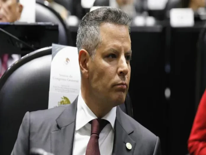 Alejandro Murat intentando citar a Juárez en el Senado Alejandro Murat citando la frase respeto al derecho ajeno en el Senado