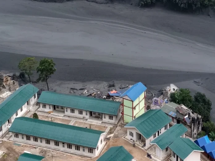 Riada en Nepal arrasando casas en Gorkha Imagen de la riada en Nepal que dejó cinco desaparecidos
