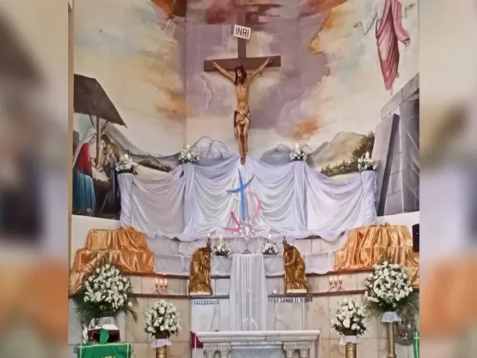 Sacerdote colapsado bajo cruz en la misa de Guayaquil Imagen del sacerdote muere cruz durante la misa en Guayaquil