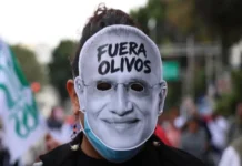 El sindicato del IMSS sanciona a trabajadores inconformes que exigen la renuncia de su dirigente Imagen de trabajadores protestando contra sanciones sindicato IMSS