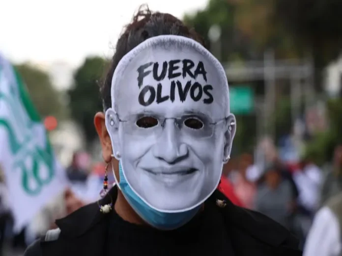 Imagen de trabajadores protestando contra sanciones sindicato IMSS