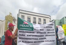 Exigen petroleros jubilados en Xalapa restituir servicios médicos y medicamentos Imagen de jubilados y trabajadores exigiendo servicios médicos Pemex