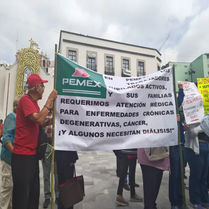 Manifestantes exigen servicios médicos Pemex en Xalapa Imagen de jubilados y trabajadores exigiendo servicios médicos Pemex