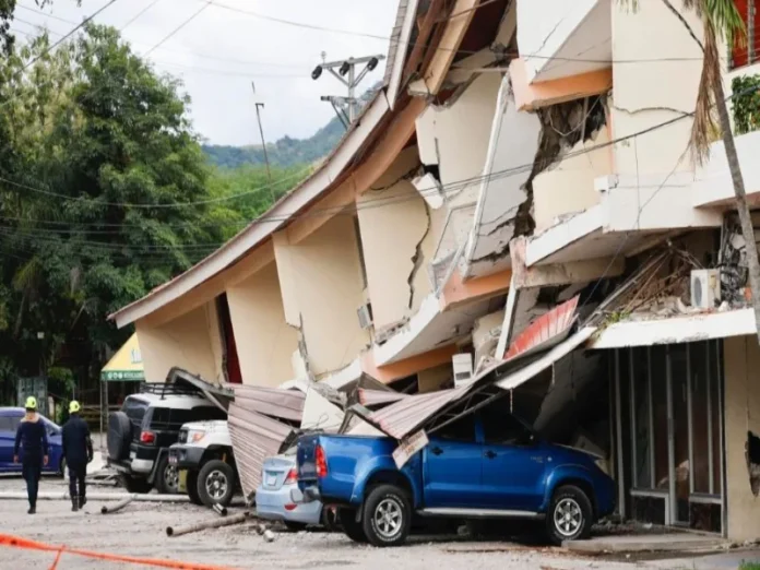 Daños estructurales tras el sismo Panamá de magnitud 7.7 Imagen del sismo Panamá con edificios dañados