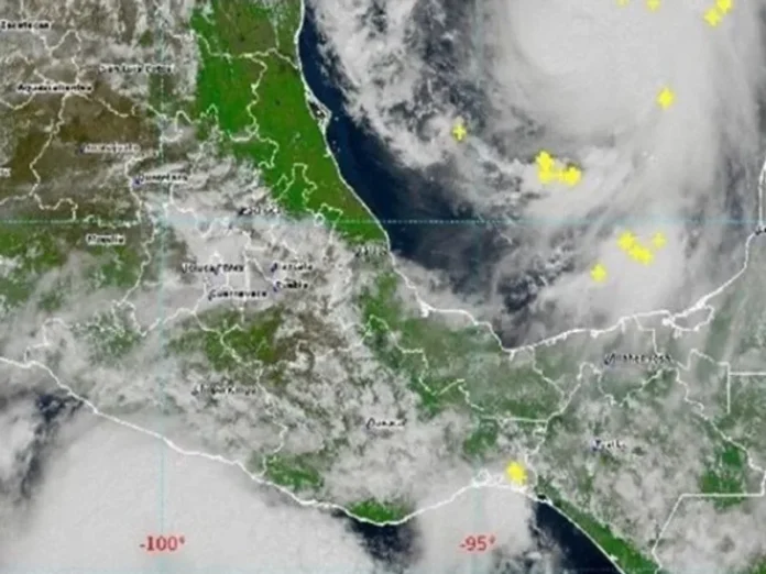 Formación de la tormenta tropical Simón en el Pacífico mexicano Imagen de la tormenta tropical Simón sobre el Pacífico
