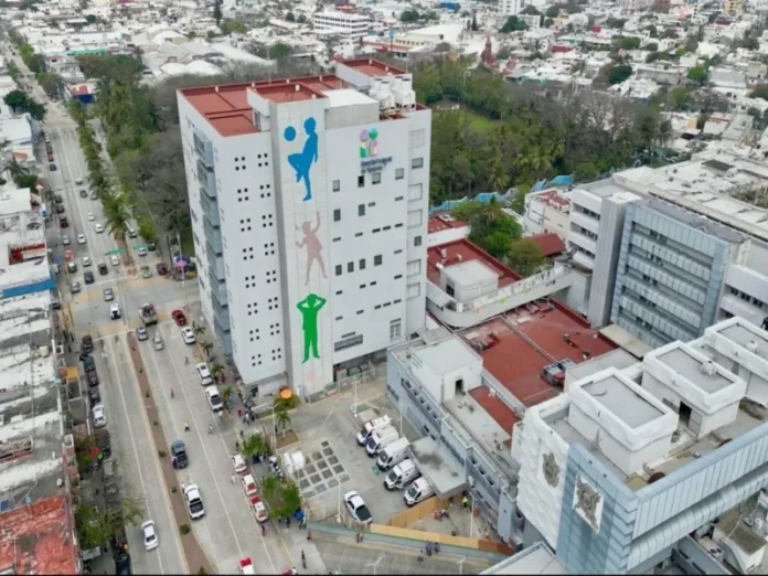 Instalación de la Torre Pediátrica en Veracruz Imagen de la Torre Pediátrica Veracruz con personal médico