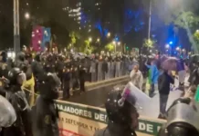 «Nos dejaron solos»: trabajadores del IMSS acusan al sindicato y al gobierno de abandonarlos y convocan a paro nacional Fotografía de los trabajadores del IMSS protestando en la escalinata del IMSS en Reforma