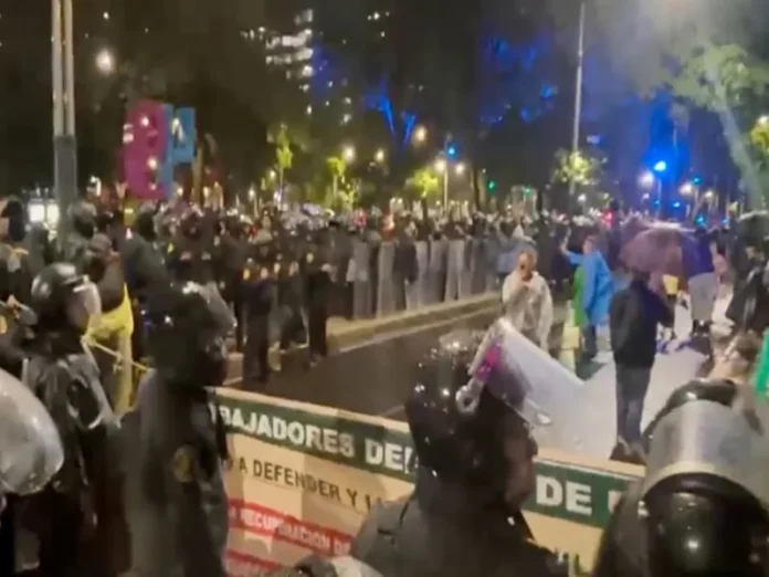Manifestación de los trabajadores del IMSS en la sede de Reforma Fotografía de los trabajadores del IMSS protestando en la escalinata del IMSS en Reforma