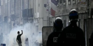 Trump culpa por los disturbios en Francia al islam «que quiere apoderarse» del país Imagen que ilustra la frase Trump culpa islam en el contexto de los disturbios franceses