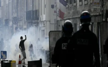 Trump culpa por los disturbios en Francia al islam «que quiere apoderarse» del país Imagen que ilustra la frase Trump culpa islam en el contexto de los disturbios franceses