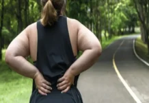 Uso malicioso de la IA está entre las 17 amenazas a la humanidad del siglo XXI; la obesidad tendrá el mayor impacto Ilustración del uso malicioso IA impactando la salud mundial