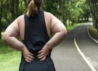 Uso malicioso de la IA está entre las 17 amenazas a la humanidad del siglo XXI; la obesidad tendrá el mayor impacto Ilustración del uso malicioso IA impactando la salud mundial
