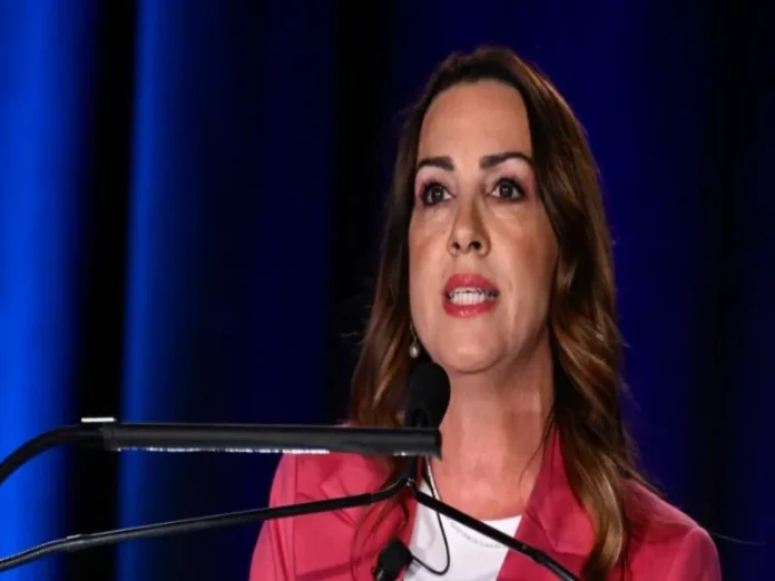 Zarina antidrogas de Trump en conferencia de prensa Imagen de la zarina antidrogas de Trump anunciando su amenaza contra cárteles